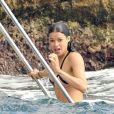  Michelle Rodriguez profite de la piscine de l'Eden Roc Hotel pendant le 65e Festival de Cannes, &agrave; Antibes, le 23 mai 2012.  