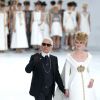 Karl Lagerfeld salue ses invités lors du final du défilé haute couture Chanel. Paris, le 8 juillet 2014.