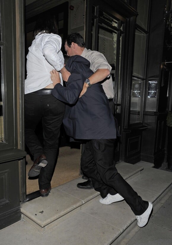 Exclusif - Kiefer Sutherland ivre au retour d'une soirée à Londres, le 26 juin 2014.