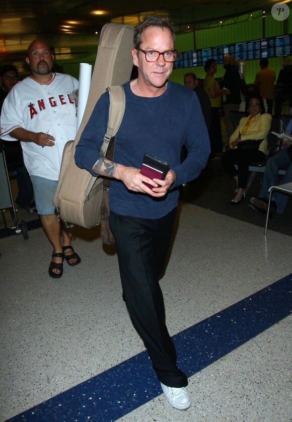 Kiefer Sutherland arrive à Los Angeles le 1er juillet 2014.