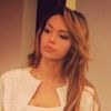 Nabilla : ravissante en robe Azzedine Alaïa