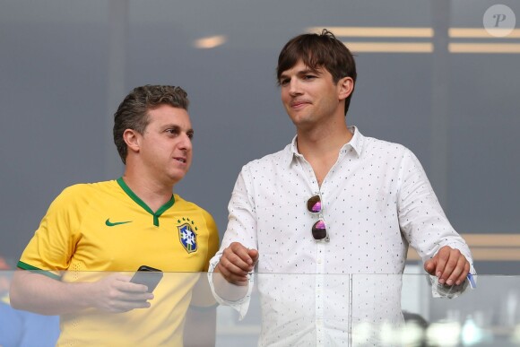 L'animateur Luciano Huck et Ashton Kutcher - Ashton Kutcher assiste à la victoire de l'Allemagne sur le Brésil (7-1) lors de la Coupe du monde de football à Belo Horizonte au Brésil le 8 juillet 2014. 