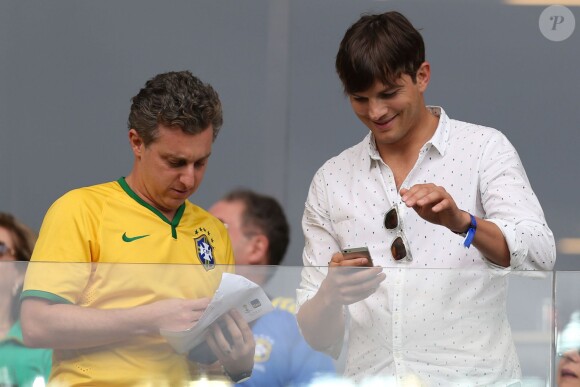 L'animateur télé Luciano Huck et le comédien Ashton Kutcher - Ashton Kutcher assiste à la victoire de l'Allemagne sur le Brésil (7-1) lors de la Coupe du monde de football à Belo Horizonte au Brésil le 8 juillet 2014. 