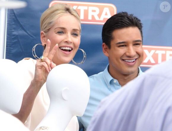 Sharon Stone et Mario Lopez sur le plateau d'Extra à Universal City, le 9 juillet 2014.