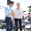 Sharon Stone et Mario Lopez sur le plateau d'Extra à Universal City, le 9 juillet 2014.