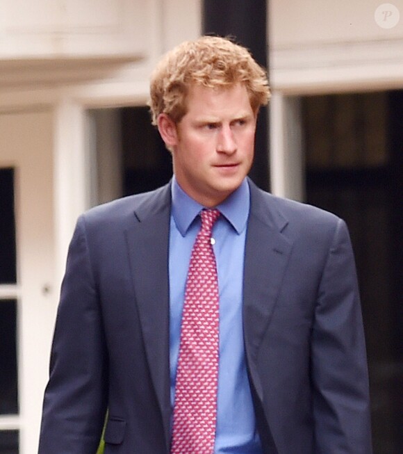 Le prince Harry quittant un spa du quartier de Kensington, à Londres, le 8 juillet 2014