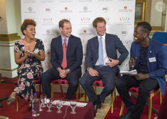 Les princes William et Harry lors d'une réunion du Queen's Young Leaders Programme à Buckingham le 9 juillet 2014