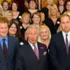 Le prince Charles entouré de ses fils Harry et William au dîner de gala des Responsible Business Awards 2014 de l'organisme Business in the Community (BITC), le 8 juillet 2014 au Royal Albert Hall, à Londres.