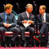 Le prince Charles entouré de ses fils Harry et William au dîner de gala des Responsible Business Awards 2014 de l'organisme Business in the Community (BITC), le 8 juillet 2014 au Royal Albert Hall, à Londres.