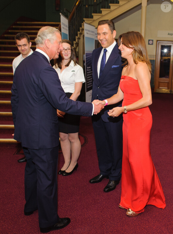 Le prince Charles salue Natalie Pinkham et David Walliams au dîner de gala des Responsible Business Awards 2014 de l'organisme Business in the Community (BITC), le 8 juillet 2014 au Royal Albert Hall, à Londres.