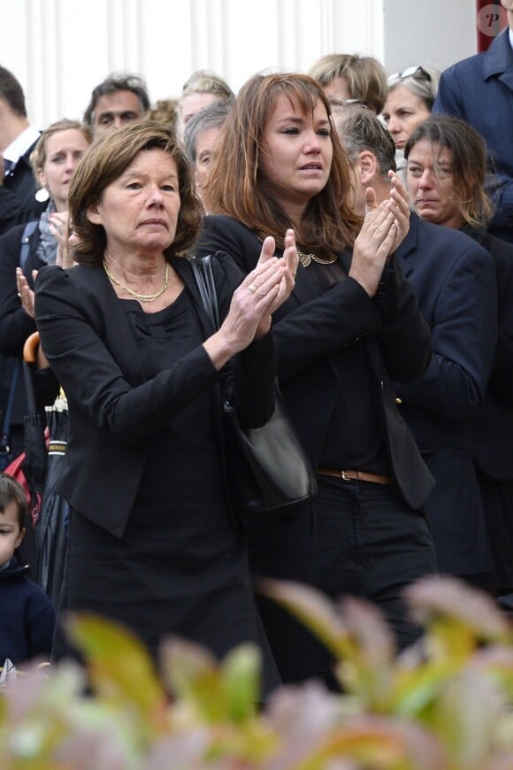 L'épouse de Benoît Duquesne, Elisabeth, et leur fille endeuillées lors de ses obsèques, à l'église Jeanne d'Arc de Versailles, le jeudi 10 juillet 2014.