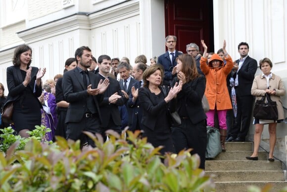 Les enfants de Benoît Duquesne autour de son épouse Elisabeth, leur maman, lors de ses obsèques, à l'église Jeanne d'Arc de Versailles, le jeudi 10 juillet 2014.