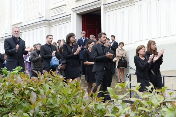 Les enfants de Benoît Duquesne et son épouse Elisabeth unis dans la douleur à ses obsèques, à l'église Jeanne d'Arc de Versailles, le jeudi 10 juillet 2014.