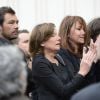 L'épouse de Benoît Duquesne, Elisabeth, et leurs enfants assistent à ses obsèques, à l'église Jeanne d'Arc de Versailles, le jeudi 10 juillet 2014.