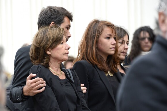 Elisabeth Duquesne, veuve de Benoît Duquesne, soutenue par ses enfants lors de ses obsèques, à l'église Jeanne d'Arc de Versailles, le jeudi 10 juillet 2014.