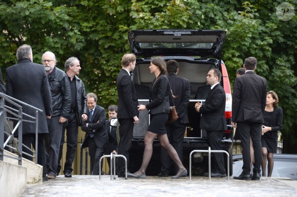 La fille de Benoît Duquesne assiste aux obsèques de son papa, à l'église Jeanne d'Arc de Versailles, le jeudi 10 juillet 2014.
