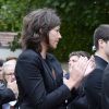 La fille de Benoît Duquesne assiste aux obsèques de son papa, à l'église Jeanne d'Arc de Versailles, le jeudi 10 juillet 2014.