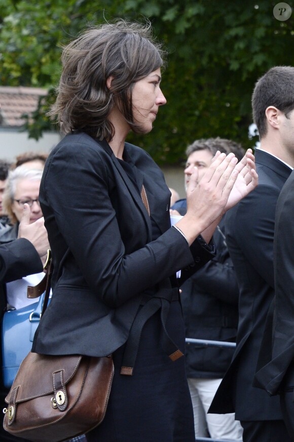 La fille de Benoît Duquesne assiste aux obsèques de son papa, à l'église Jeanne d'Arc de Versailles, le jeudi 10 juillet 2014.