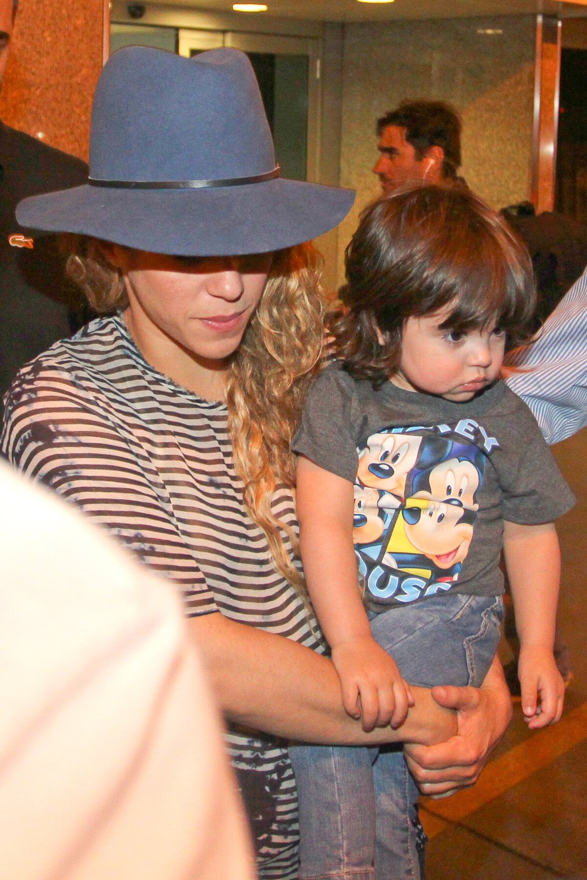 Vidéo : La chanteuse Shakira et son fils Milan arrivent à Rio le 9