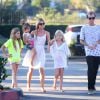 Denise Richards avec ses filles Lola, Sam et Eloise et son neveu dans les rues de Malibu, le 10 juillet 2014.