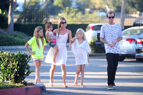Denise Richards avec ses filles Lola, Sam et Eloise et son neveu dans les rues de Malibu, le 10 juillet 2014.