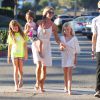 Denise Richards avec ses filles et son neveu dans les rues de Malibu, le 10 juillet 2014.