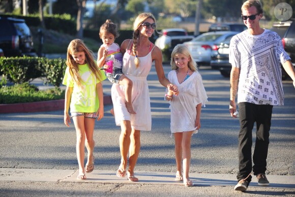 Denise Richards avec ses filles et son neveu dans les rues de Malibu, le 10 juillet 2014.