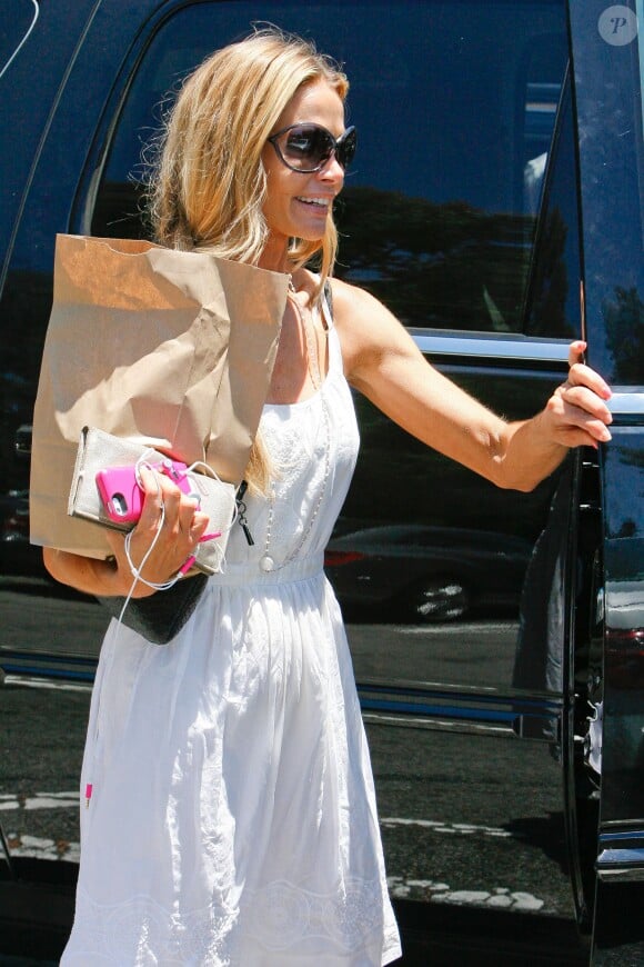 Denise Richards dans les rues de Beverly Hills, le 10 juillet 2014.