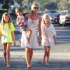 Denise Richards avec ses filles Lola, Sam et Eloise et son neveu dans les rues de Los Angeles, le 10 juillet 2014.