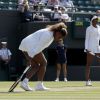Serena Williams, victime d'un malaise lors du double avec sa soeur Venus à Wimbledon, le 1er juillet 2014 au All England Lawn Tennis and Croquet Club de Londres