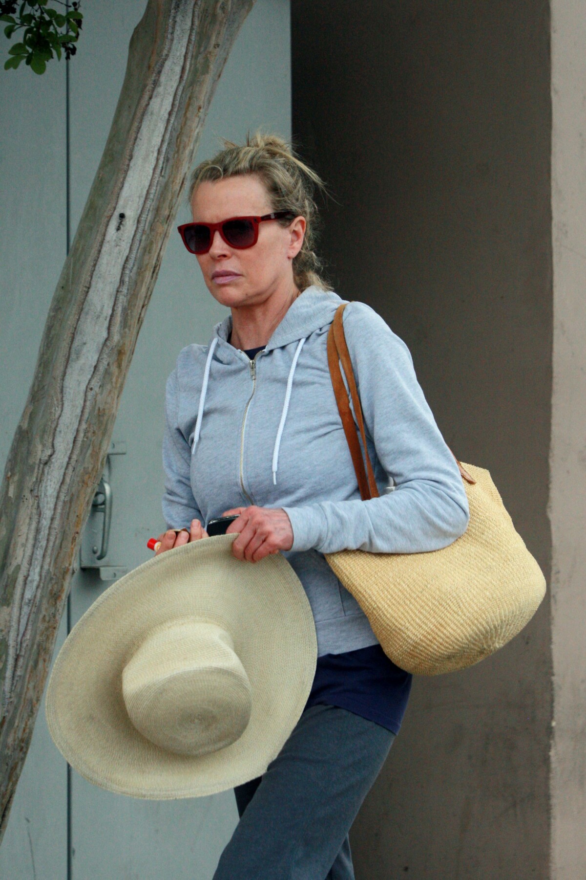 Vidéo : Exclusif - Kim Basinger sort d'un restaurant à Woodland Hills