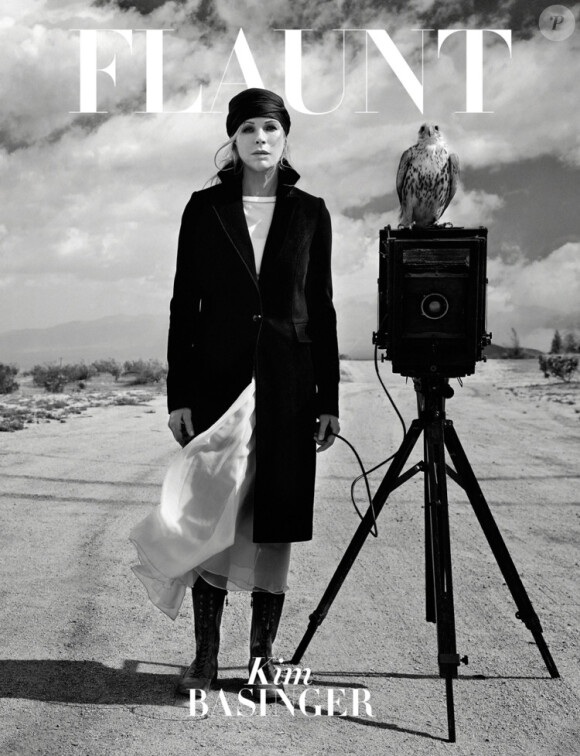 Kim Basinger, 60 ans, prend la pose pour le magazine Flaunt, en juillet 2014.