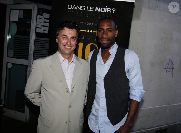 Edouard de Broglie et Eddy Murte lors de la soirée anniversaire des 10 ans du restaurant "Dans Le Noir" à Paris, le 14 juillet 2014.