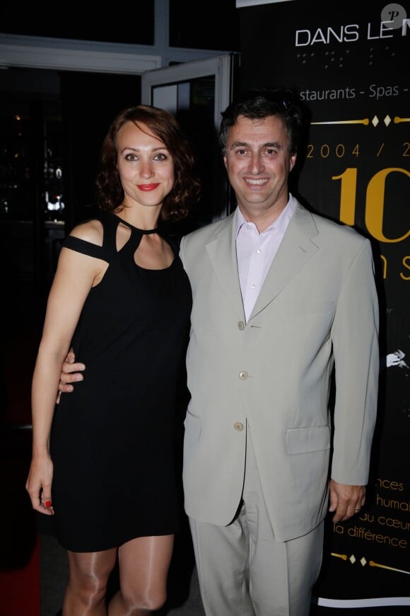 Edouard de Broglie et son épouse Aliona lors de la soirée anniversaire des 10 ans du restaurant "Dans Le Noir" à Paris, le 14 juillet 2014.