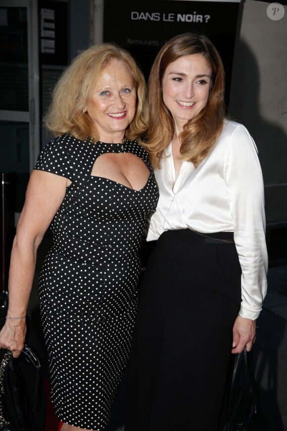 Katia Tchenko et Julie Gayet lors de la soirée anniversaire des 10 ans du restaurant "Dans Le Noir" à Paris, le 14 juillet 2014.