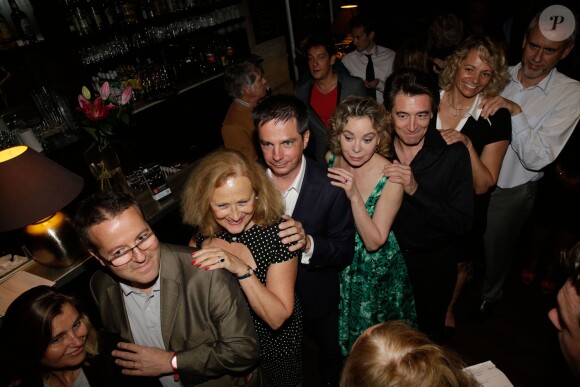 Martin Hirsch, Katia Tchenko, Didier Roche, Grace de Capitani et son compagnon, Murielle hermine lors de la soirée anniversaire des 10 ans du restaurant "Dans Le Noir" à Paris, le 14 juillet 2014.