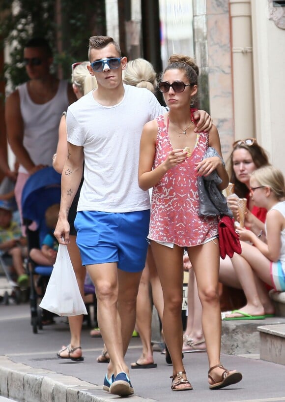 Lucas Digne et sa compagne Tiziri, touristes dans les rues de Saint-Tropez, le 12 juillet 2014