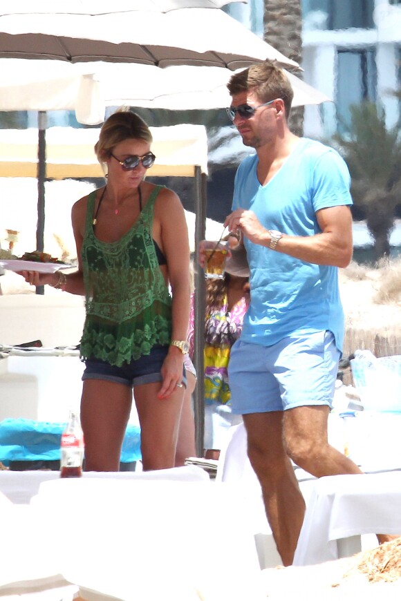 Steven Gerrard profite de ses vacances à Ibiza en compagnie de sa sublime épouse Alex et de leurs trois filles Lilly-Ella, Lexie et Lourdes, le 13 juillet 2014
