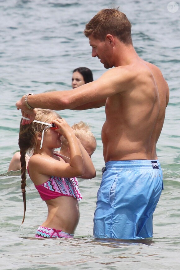 Steven Gerrard profite de ses vacances à Ibiza en compagnie de sa sublime épouse Alex et de leurs trois filles Lilly-Ella, Lexie et Lourdes, le 13 juillet 2014