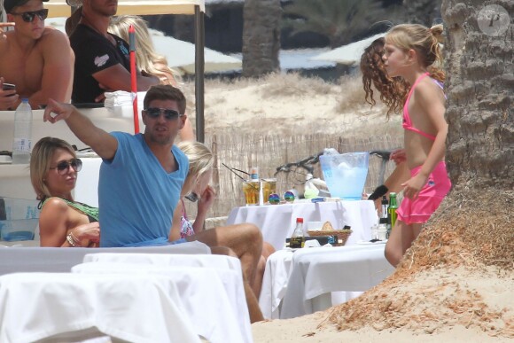Steven Gerrard profite de ses vacances à Ibiza en compagnie de sa sublime épouse Alex et de leurs trois filles Lilly-Ella, Lexie et Lourdes, le 13 juillet 2014