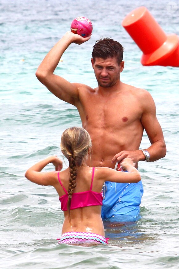 Steven Gerrard profite de ses vacances à Ibiza en compagnie de sa sublime épouse Alex et de leurs trois filles Lilly-Ella, Lexie et Lourdes, le 13 juillet 2014