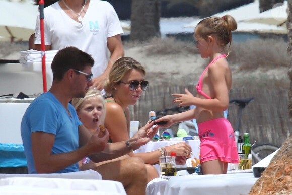 Pause ravitaillement pour Steven Gerrard, son épouse Alex et de leurs trois filles Lilly-Ella, Lexie et Lourdes, le 13 juillet 2014 à Ibiza