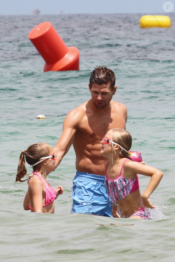 Steven Gerrard profite de ses vacances à Ibiza en compagnie de sa sublime épouse Alex et de leurs trois filles Lilly-Ella, Lexie et Lourdes, le 13 juillet 2014