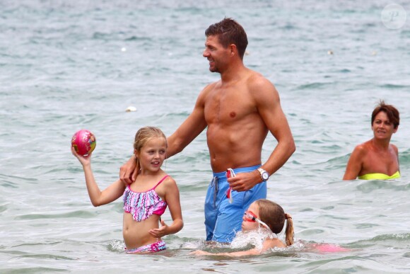 Steven Gerrard profite de ses vacances à Ibiza en compagnie de sa sublime épouse Alex et de leurs trois filles Lilly-Ella, Lexie et Lourdes, le 13 juillet 2014
