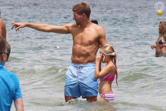 Steven Gerrard profite de ses vacances à Ibiza en compagnie de sa sublime épouse Alex et de leurs trois filles Lilly-Ella, Lexie et Lourdes, le 13 juillet 2014