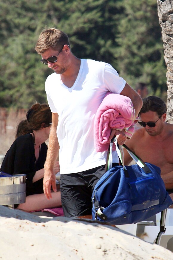 Steven Gerrard profite de ses vacances à Ibiza en compagnie de sa sublime épouse Alex et de leurs trois filles Lilly-Ella, Lexie et Lourdes, le 13 juillet 2014