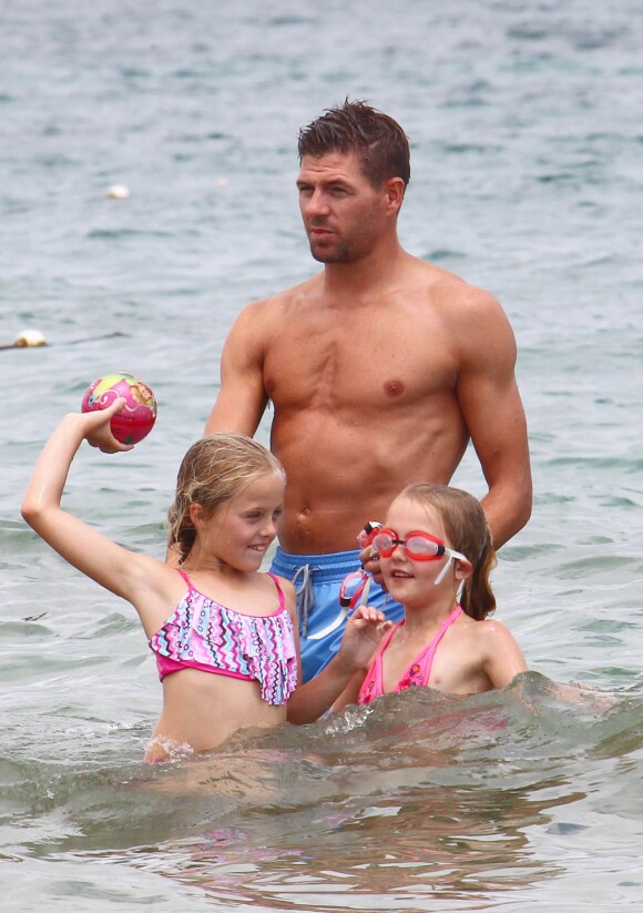 Steven Gerrard en vacances à Ibiza avec ses filles Lilly-Ella et Lexie, le 13 juillet 2014