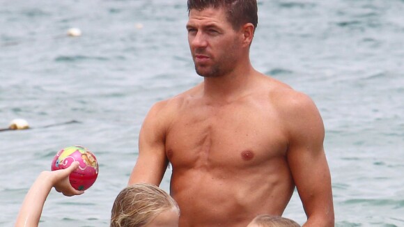 Steven Gerrard: Sourire retrouvé auprès de sa sublime Alex et de leurs fillettes