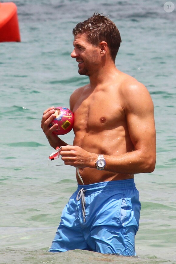 Steven Gerrard profite de ses vacances à Ibiza en compagnie de sa sublime épouse Alex et de leurs trois filles Lilly-Ella, Lexie et Lourdes, le 13 juillet 2014