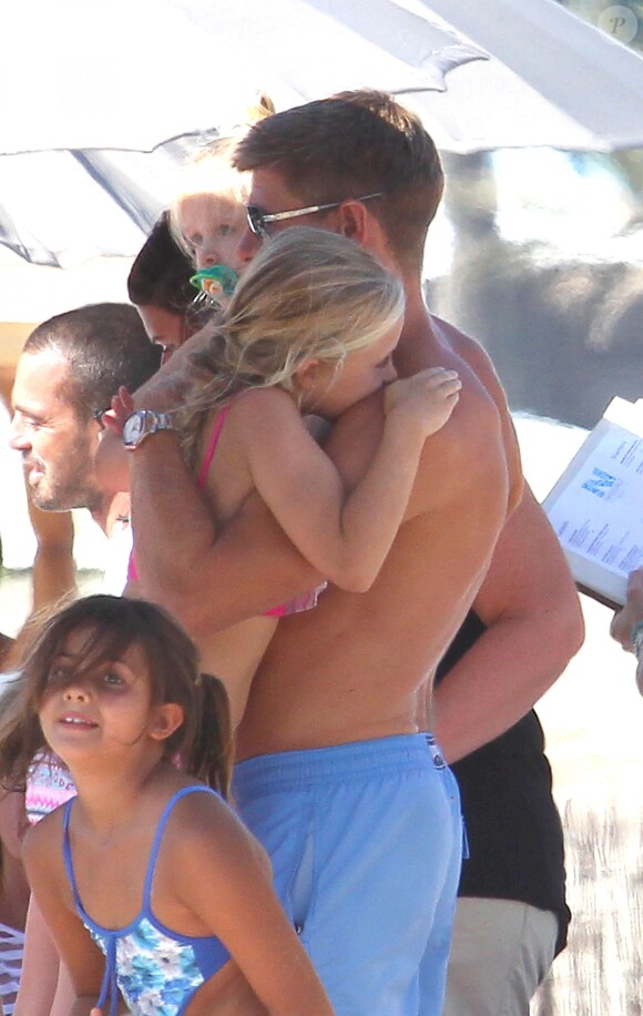 Steven Gerrard profite de ses vacances à Ibiza en compagnie de sa sublime épouse Alex et de leurs trois filles Lilly-Ella, Lexie et Lourdes, le 13 juillet 2014